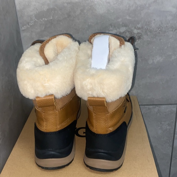 UGG ADIRONDACK BOOT III - Picture 4 of 5